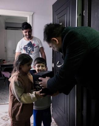 Ev ev dolaşarak personeline iftarlık dağıttı