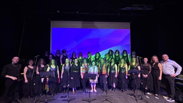 Türkülerin hikayesini tiyatro sahnesinde canlandırıyorlar