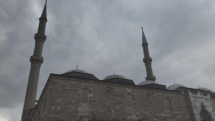 Prof.Dr. İlber Ortaylı'nın son yolculuğuna uğurlanacağı Fatih Camii'nde hazırlıklar sürüyor