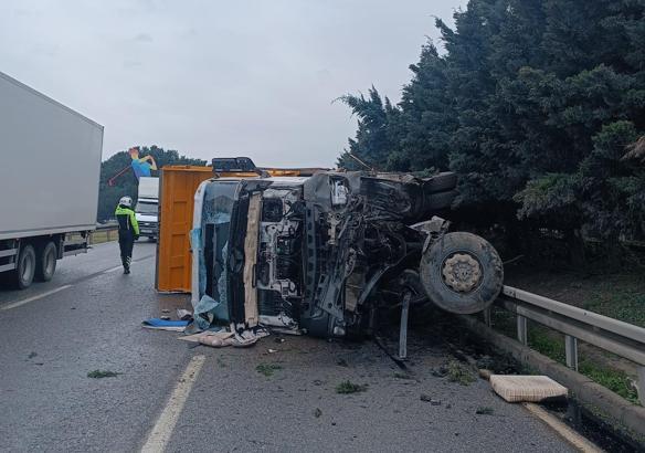 Kamyon bariyerlere çarpıp yan yattı; 1 yaralı