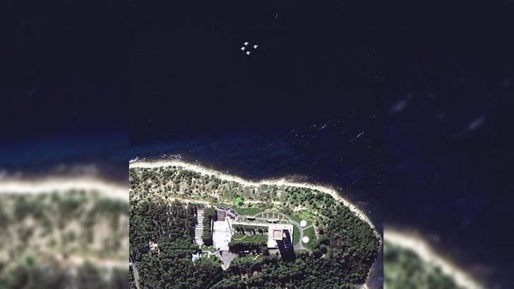 Hava Kuvvetleri'ne ait jetler Çanakkale Şehitler Abidesi'ni selamladı