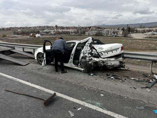 Arızalanan otomobile TIR çarptı: 1 yaralı