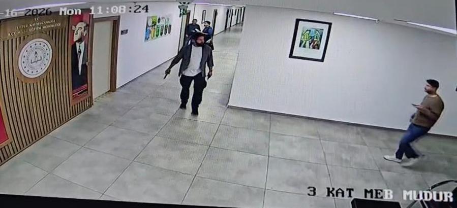 Kaymakamlık binasında ateş açıp, kendini odaya kilitledi (2)