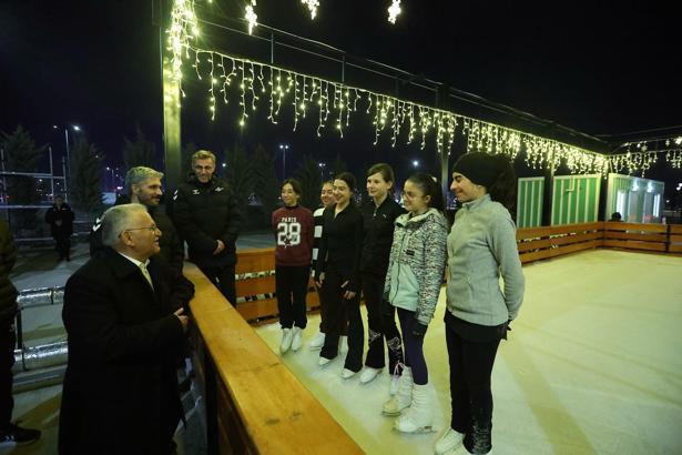 Kayseri’de 'Açık Hava Buz Pateni Pisti' açıldı