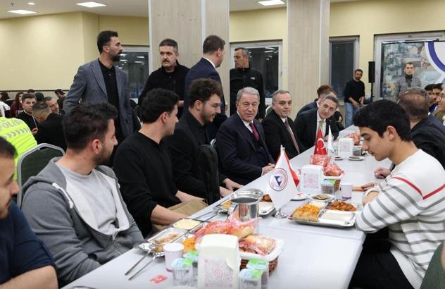 Hulusi Akar, ERÜ’de öğrencilerle iftarda buluştu