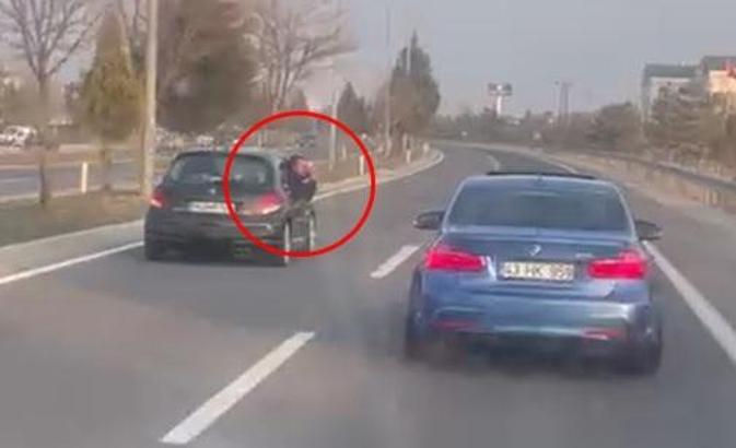 Yolda araçlarıyla yan yana ilerleyip video çeken 2 sürücüye toplam 9 bin TL ceza