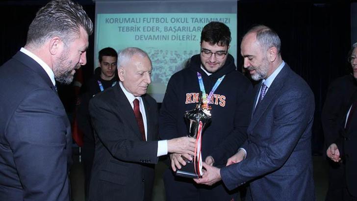 ‘Üniversitelerarası Korumalı Futbol’da şampiyonlara kupaları verildi