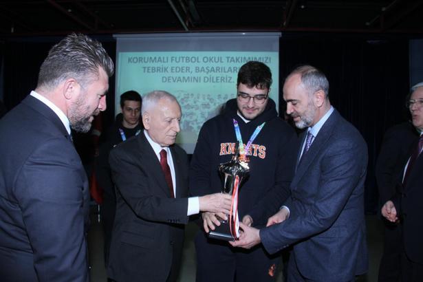 ‘Üniversitelerarası Korumalı Futbol’da şampiyonlara kupaları verildi