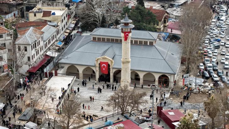 Kahramanmaraş’ın simgesi Ulu Camii’nde 1135 gün sonra ilk namaz