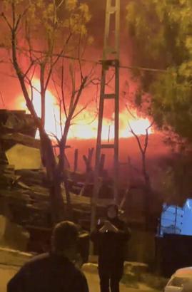 İstanbul - Tuzla'da 2 gecekondu alev alev yandı