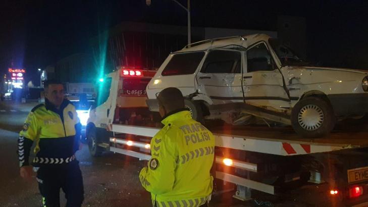 Kavşakta otomobil ile minibüs çarpıştı: 3 yaralı