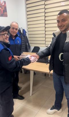 Yolda buldukları içinde 176 bin lira olan çantayı sahibine ulaştırdılar