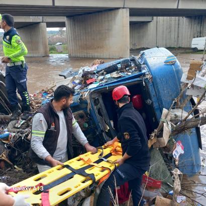 Çaya uçan TIR'ın şoförü öldü