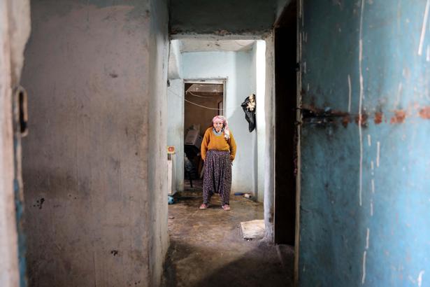 Hurdacı kadın, belediyeden aldığı gıda destek kartını Gazze’ye bağışladı