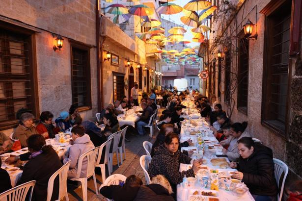 Mersin protokolü Akdeniz'de vatandaşlarla iftar yaptı