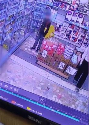 Sultangazi’de iki çocuğun marketten tereyağı çaldığı anlar kamerada