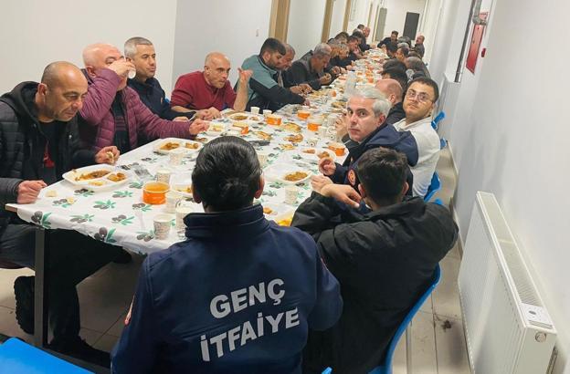 Genç’te itfaiyeciler, geleneksel iftarda buluştu