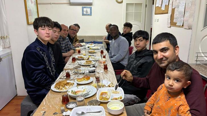 Yabancı öğrenciler, iftar sofralarında Türk ailelerin misafiri oldu