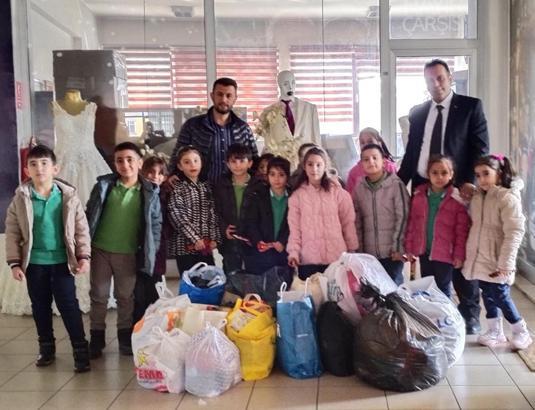 Harçlıklarıyla aldıkları gıda maddelerini Hayır Çarşısı'na bağışladılar