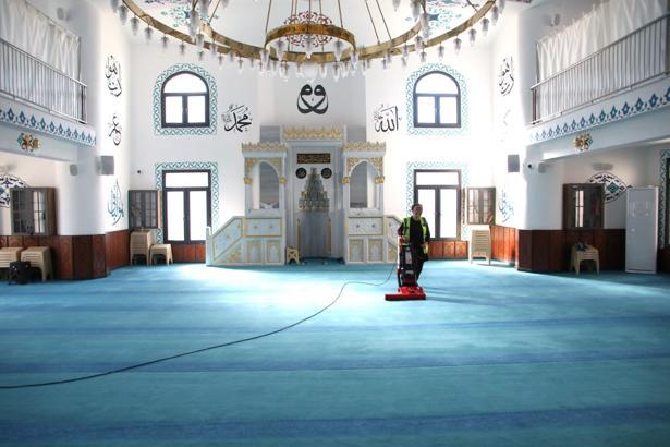 Yüreğir'de ibadethanelerde bayram temizliği