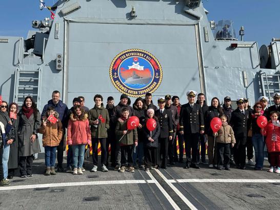 Çanakkale'de ziyarete açılan Deniz Kuvvetleri Komutanlığı'na bağlı gemilere yoğun ilgi