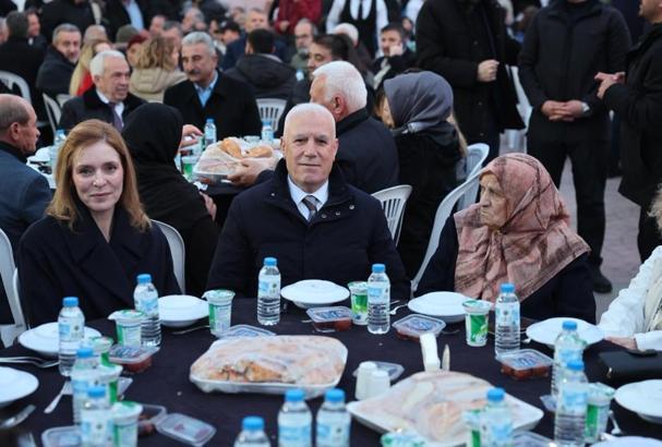Başkan Bozbey, komşularıyla iftar yaptı