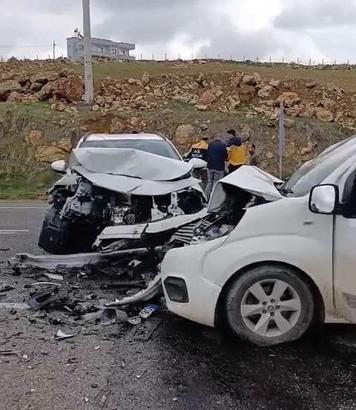 Diyarbakır’da hafif ticari araç ile cip çarpıştı: 6 yaralı