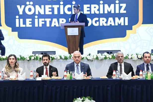Bakan Ersoy, bakanlığa bağlı kurum yöneticileriyle iftarda bir araya geldi