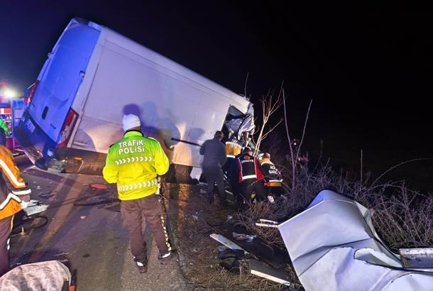 Kamyonet TIR’a arkadan çarptı: 2 ölü, 1 yaralı