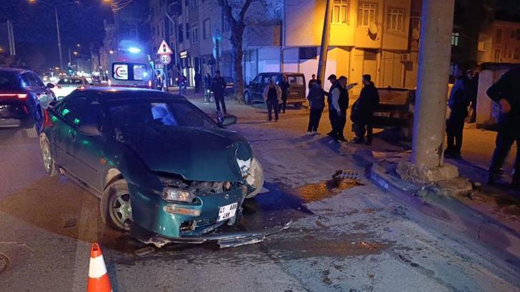 Bursa'da otomobil enerji nakil hattı direğine çarptı: 3 yaralı