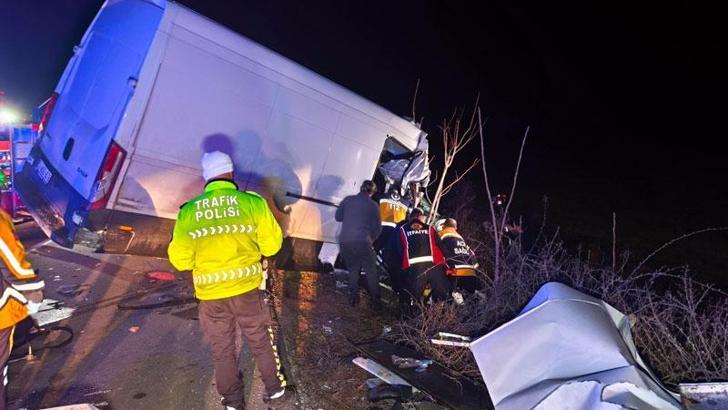 Kamyonet TIR’a arkadan çarptı: 2 ölü, 1 yaralı