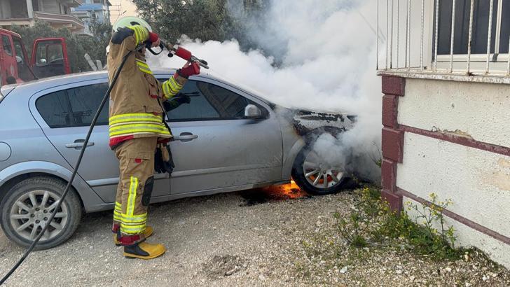 Park halindeki otomobilde çıkan yangın söndürüldü