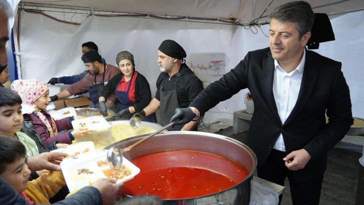 Tutdere, iftar çadırında vatandaşlarla bir araya geldi