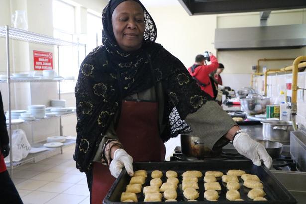 Bolu’da kardeşlik sofrası; 5 ülkenin bayram tatlıları aynı mutfakta