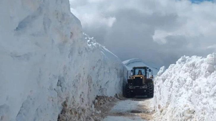 Bitlis’te çığ ve heyelan ulaşımı aksattı