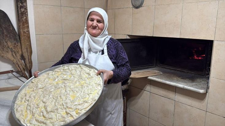 Kadınların ramazan bayramı için börek ve baklava mesaisi