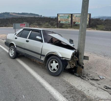 İnegöl’de refüjdeki tabela direğine çarpan otomobilin sürücüsü yaralandı
