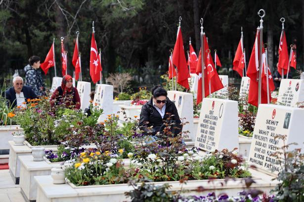 Adana'da şehitlikte 18 Mart anması