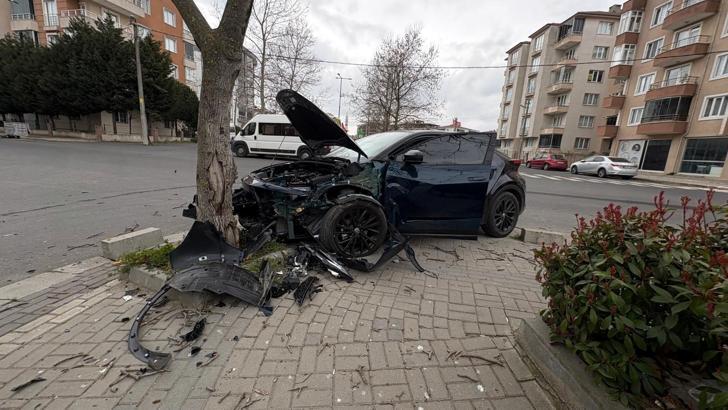 Kontrolden çıkan otomobil, yol kenarındaki ağaca çarptı