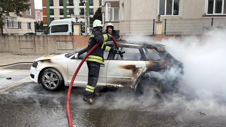 Seyir halindeki otomobil yandı, sürücü son anda kurtuldu