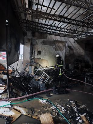 Mobilya atölyesindeki yangını itfaiye söndürdü