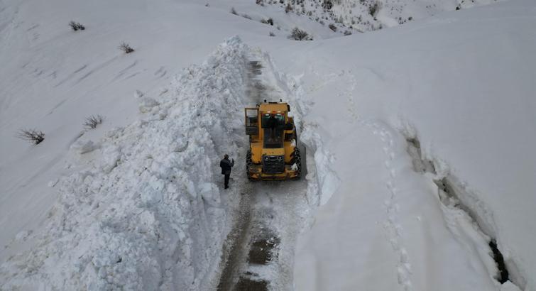 Bitlis'te 5 metreyi bulan karla mücadele