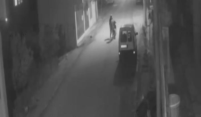 Motosikleti sürükleyerek çaldılar, o anlar kamerada