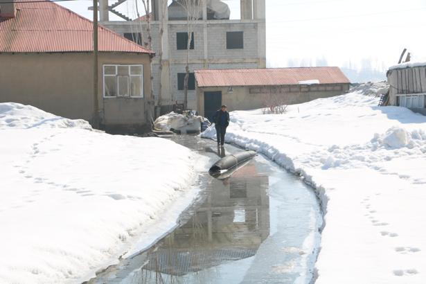 Yüksekova'da sağanak sonrası rögarlar taştı; bazı evleri su bastı