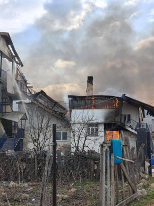 Bolu'da yangın, 2 katlı ev alev alev yandı
