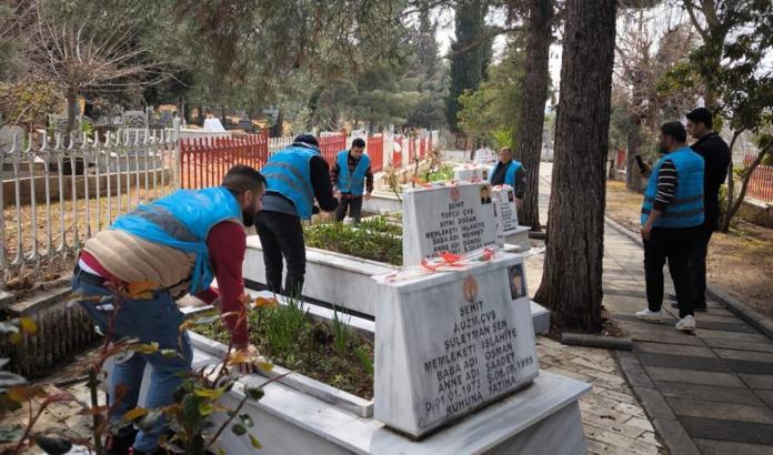 Gaziantep’te hükümlülerden şehitlikte temizlik