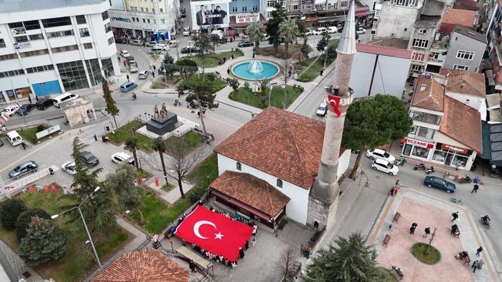 Öğrenciler camide Türk bayrak açarak şehitleri andı