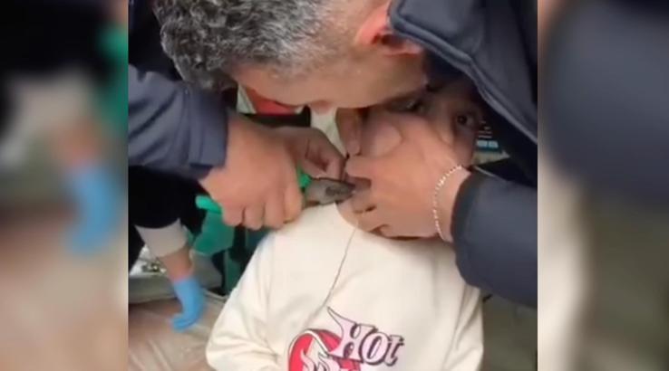 Bulduğu plastik kelepçeyi boynuna bağlayan Esat'ı itfaiye kurtardı