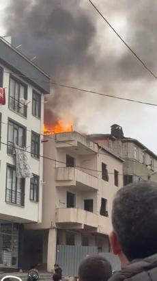 İstanbul - Sultanbeyli'de 3 katlı binada çıkan yangın yandaki apartmana sıçradı