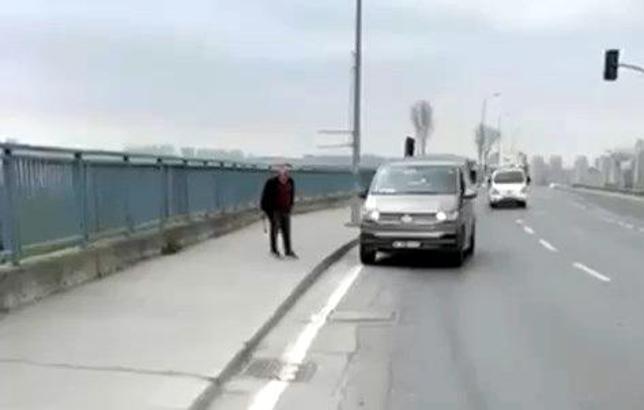 İstanbul- Avcılar'da trafik tartışması; aracından çekiçle indi, kamerayı görünce geri döndü